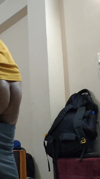 Uzbudljiv trenutak iz "Uživam u trenutku dolaska u najbliži hotel - bhabhi desi vrući seljački stil xxx video."