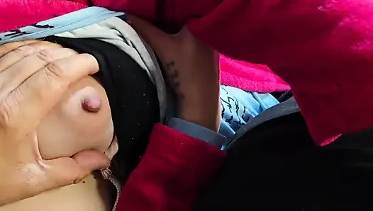 Cewek seksi rambut merah lagi asik ngurusin toketku yang ngaceng pagi-pagi