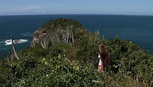 Memek basah gadis manis berurat terbuka lebar untuk hal-hal keras yang megah itu