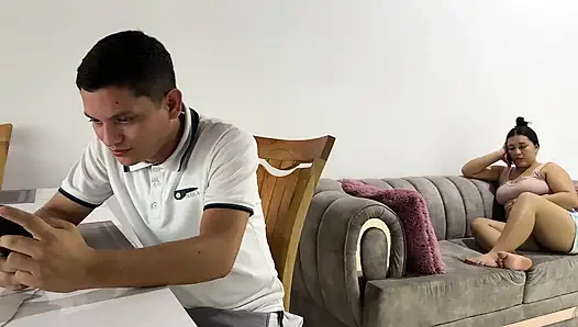 Cewek gemuk ditolak sama pacarnya, saudara tiriku yang hot bikin aku menjerit keenakan sampai aku lupa semua hal dengan sperma kayanya.