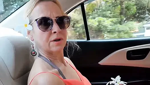 Istri dewasa yang cantik menikmati seks setelah berjalan