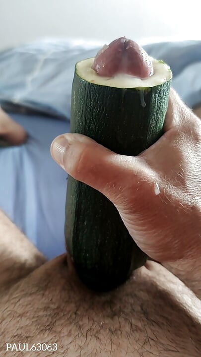 Masturbação com Abobrinha e Gozada (POV e Anel)