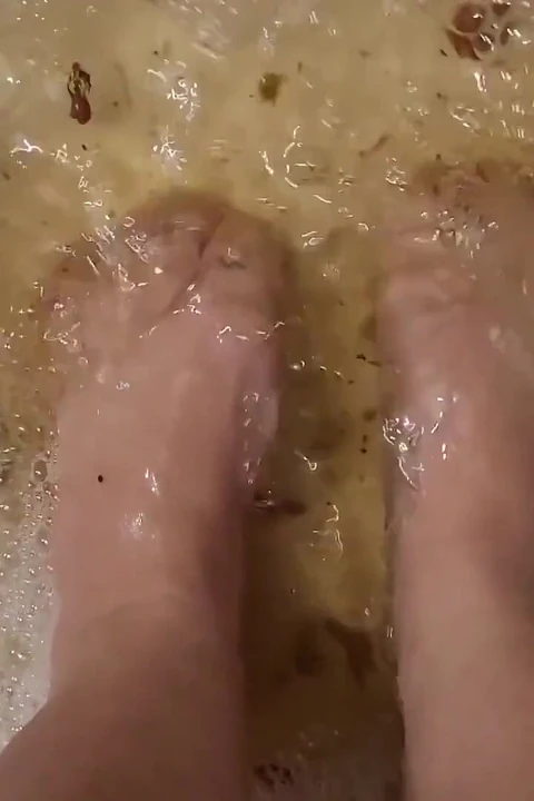 Lavano i miei piedi con petali di rosa ed erbe dopo una dura giornata di lavoro