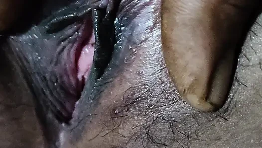 Hintli kadın kocası için kıllı amcığını parmaklıyor
