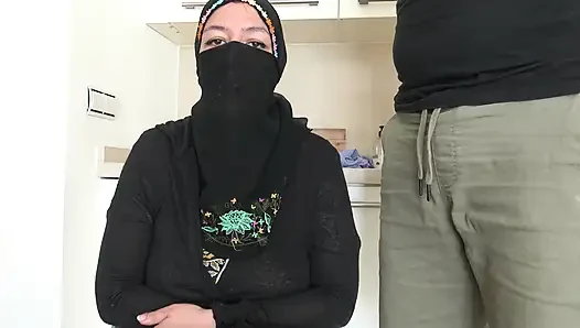 A young Algerian woman shoots her first pornographic film in Marseille because she needs money to pay her rent.