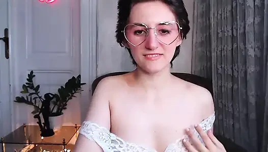 Camgirl semak penuh di bawah gaun malam
