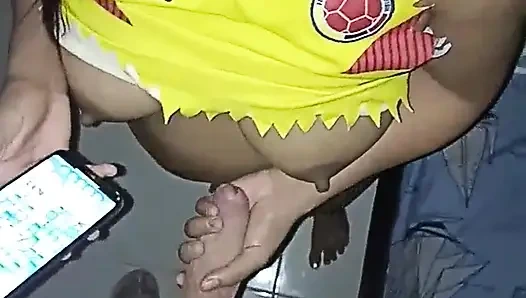 Meydan okuma anal ve derin gırtlağına kadar almaya bağımlı büyük mükemmel doğal memeli bu İspanyol kadınla boşalmamaya çalışıyor, bu kaltak