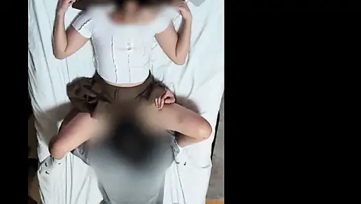 Alyans kapalı, arkasından derin yoğun seks. Kocasına ihanet ediyor, sert orgazm oluyor! 2.