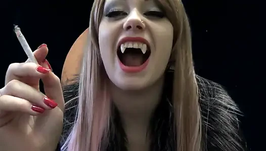 Sexy böser vampir raucht und redet mit dir!