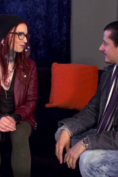 छोटे स्तनों और टैटू वाली लाल बालों वाली की चूत चोदी जाती है