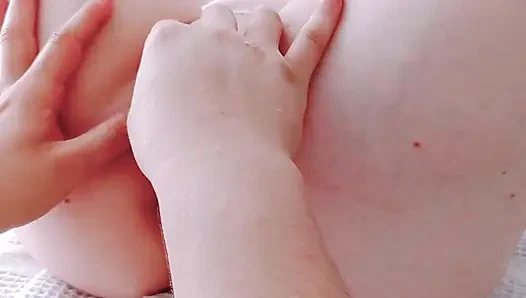 İlk kez, amcık patlayana kadar teşhir edildi ve dilate edildi