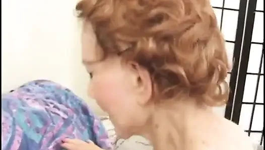 İnce vücutlu esmer nine bir profesyonel gibi sert bir yarağı sakso çekmeyi seviyor