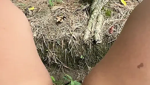 Saya seorang gadis nakal, saya sangat suka merasakan jari-jari saya di dalam vagina besar saya yang basah hehehej