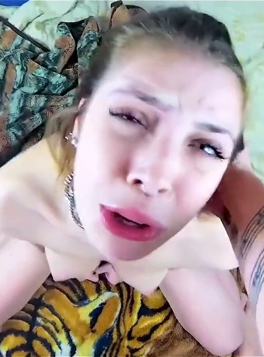 เย็ดคอลึกแบบดิบ ๆ และลงโทษทวารหนักมากพร้อมน้ำแตกใส่หน้า - POV
