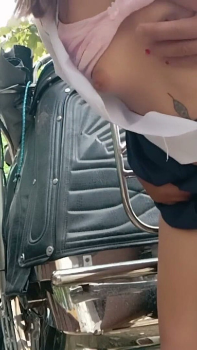Estudiante de 18 invitada por un conductor de trike de verdad, cogemos en público | Clip 2