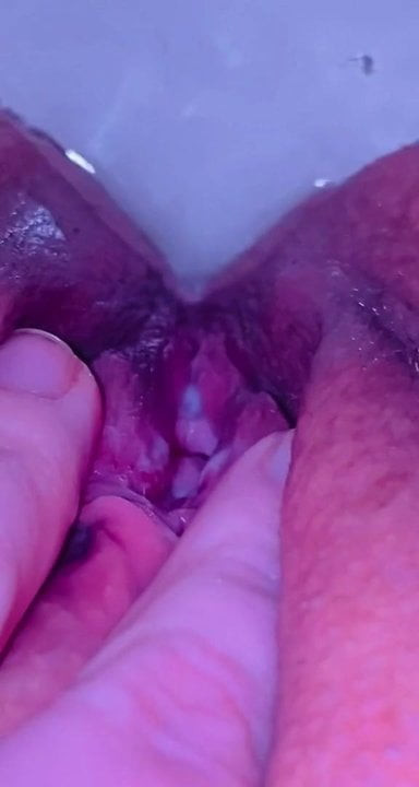 Watch my cute pussy piss (no audio)