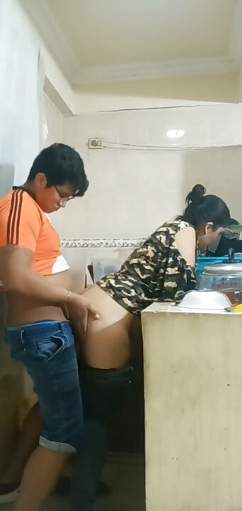 Üvey babası işe gittiğinde üvey annesini mutfakta sikiyor