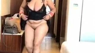 Mijn sexy Shona Bhabi met sexy borsten en kont toont haar nachtjapon
