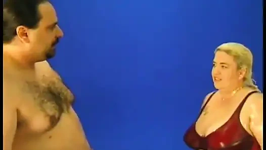 Намазанная маслом волосатая толстушка трахается со своим трахом