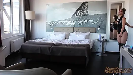 Sexy kleine schwarze zeigt