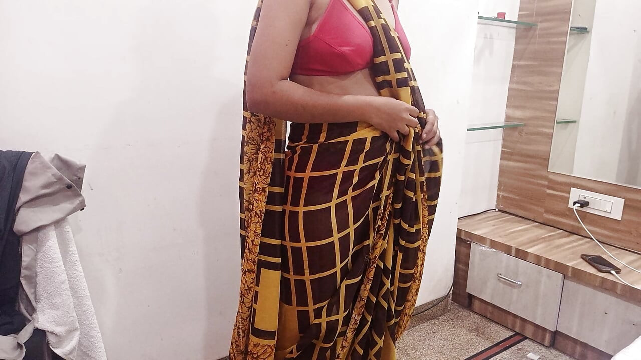 Hot Priya in Saree