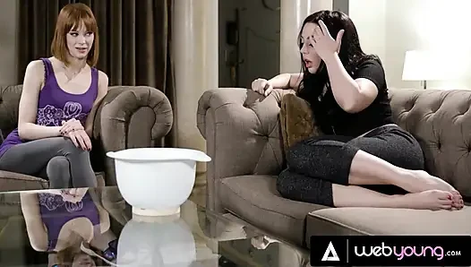 Ateşli Whitney Wright, Roommie Aiden Ashley'nin tipi olmadığı söylendikten sonra crush roommie aiden ashley'i sikmek için çok çabalıyor