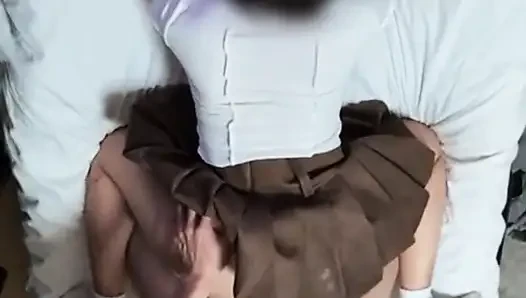 Alyans kapalı, arkasından derin yoğun seks. Kocasına ihanet ediyor, sert orgazm oluyor! 2.