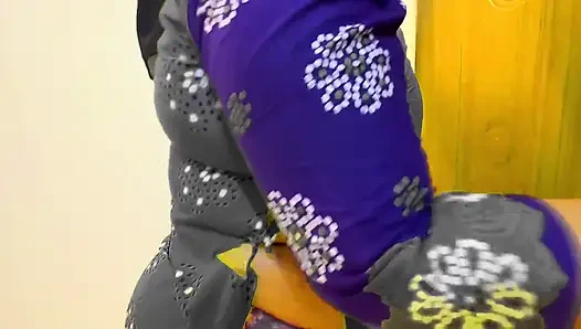 Дези сексуальная огромная задница и большие сиськи теща во время уборки комнаты, зять становится горячим, затем трахает ее