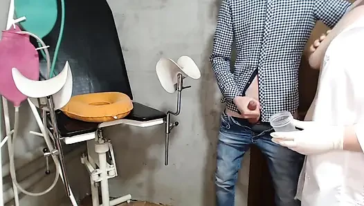 Büyük memeli bir hemşire bir hastanın boşalmasına izin veriyor