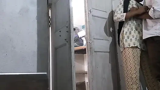 Индийская девушка и ее бойфренд начинают делать беззвучную метку в классе