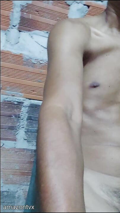 لاتيني شاب يحلب قضيبه بمؤخرة الجيب