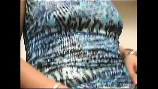 Wundervolles geiles blondes amateur-teen masturbiert ihre muschi mit ihren fingern