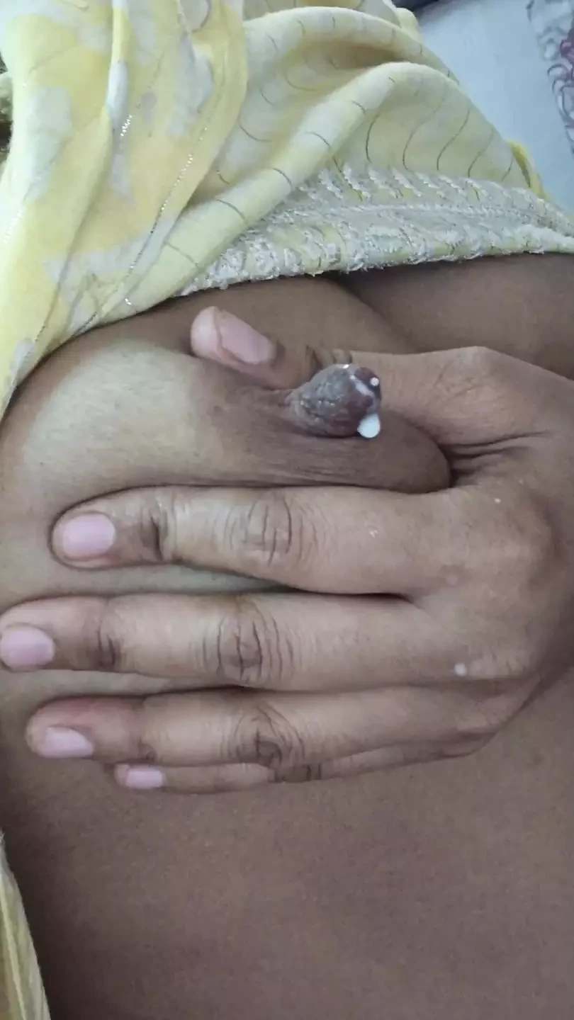 印度 Bhabi 挤奶她的胸部
