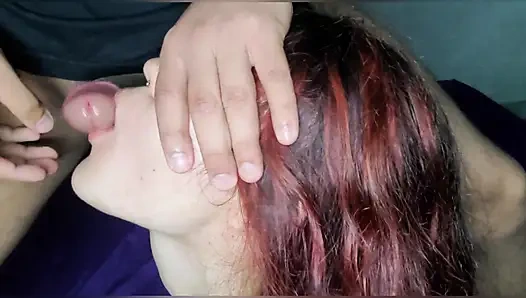 Zierliche puppe reitet einen fetten schwanz und schluckt sperma