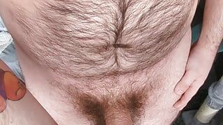 Homem peludo se masturbando usando uma berinjela 🍆
