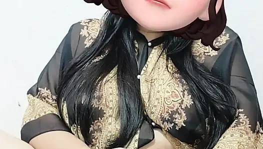 Teen fingert ihre rosa feuchte muschi