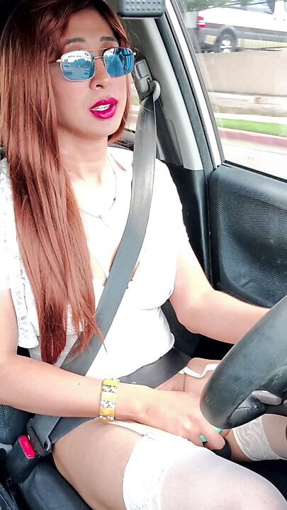 Sissy puta Bess cavalga pela cidade em nada além de sua lingerie