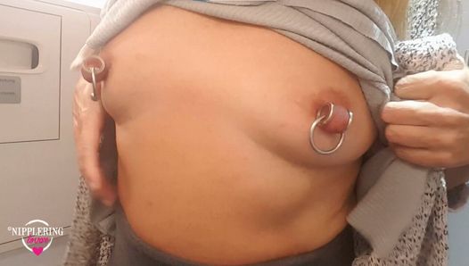 Nippleringlover, milf com tesão mijando no banheiro público no avião, mostrando a buceta com piercing e os mamilos extremamente perfurados