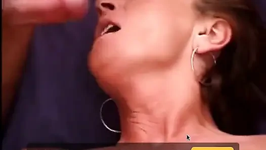 Olgun esmer adam yapay penisle geniş açık amcığını sikerken adamın yarağını emiyor