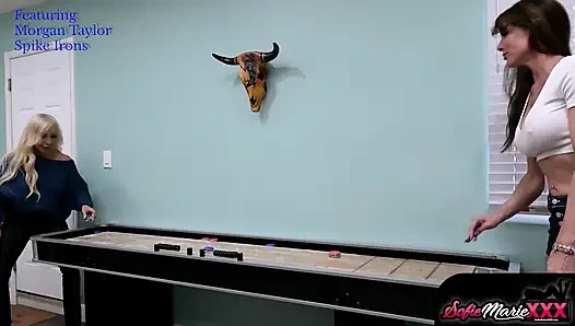 Милфа Sofie Marie делит хуй со своей мачехой