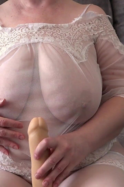 Já. Křivolačka milf masturbuje s velkým dildem, třese svým velkým zadkem v doggystyle stylu a velkými prsy.
