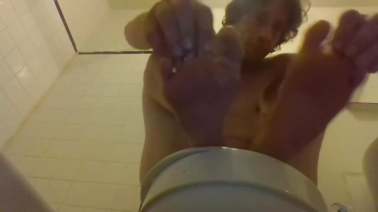 Peeing and Toes