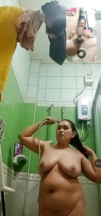 Pantatku lagi mandi.aku crot di dalam memeknya gara-gara ngijinin dia bugil