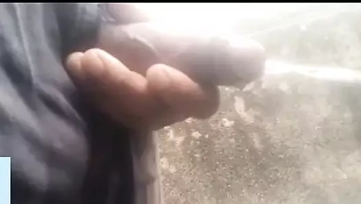 Erkekler işiyor
