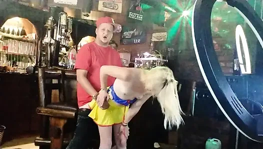 Bosan dan diabaikan. Waktu penutupan di bar.