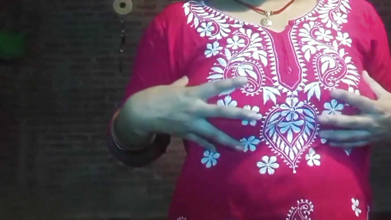 Nackt zeigen und fingern.