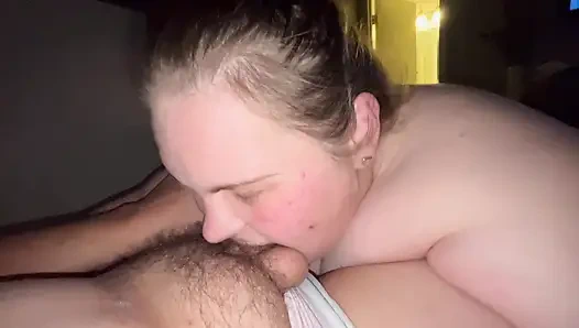 Küçük klitorisli bakire transeksüel ilk oral seksini yoğun orgazm oluyor ve inleyerek döl yutuyor