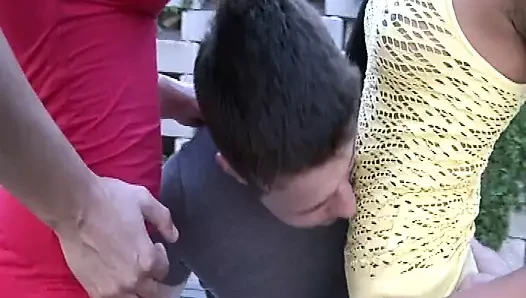 Coppie mature e giovani troiette Sc 1 full threesome scene