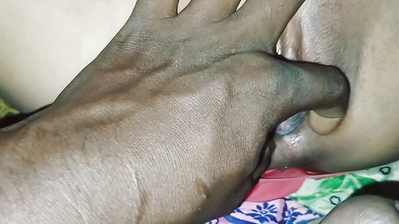 從這裡開始，我教我的妻子操她的屁股，然後妻子開始自己在她的屁股裡拿雞巴