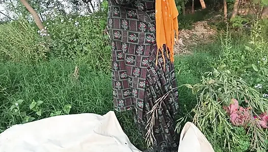 Gadis desa india dientot habis-habisan di luar ruangan